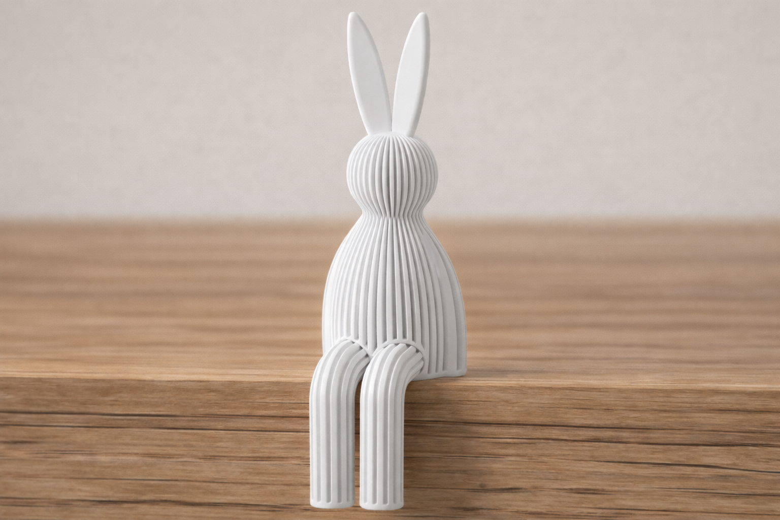 Coelho Decorativo de Páscoa Japandi – Escultura para Prateleira com Acabamento Ripado