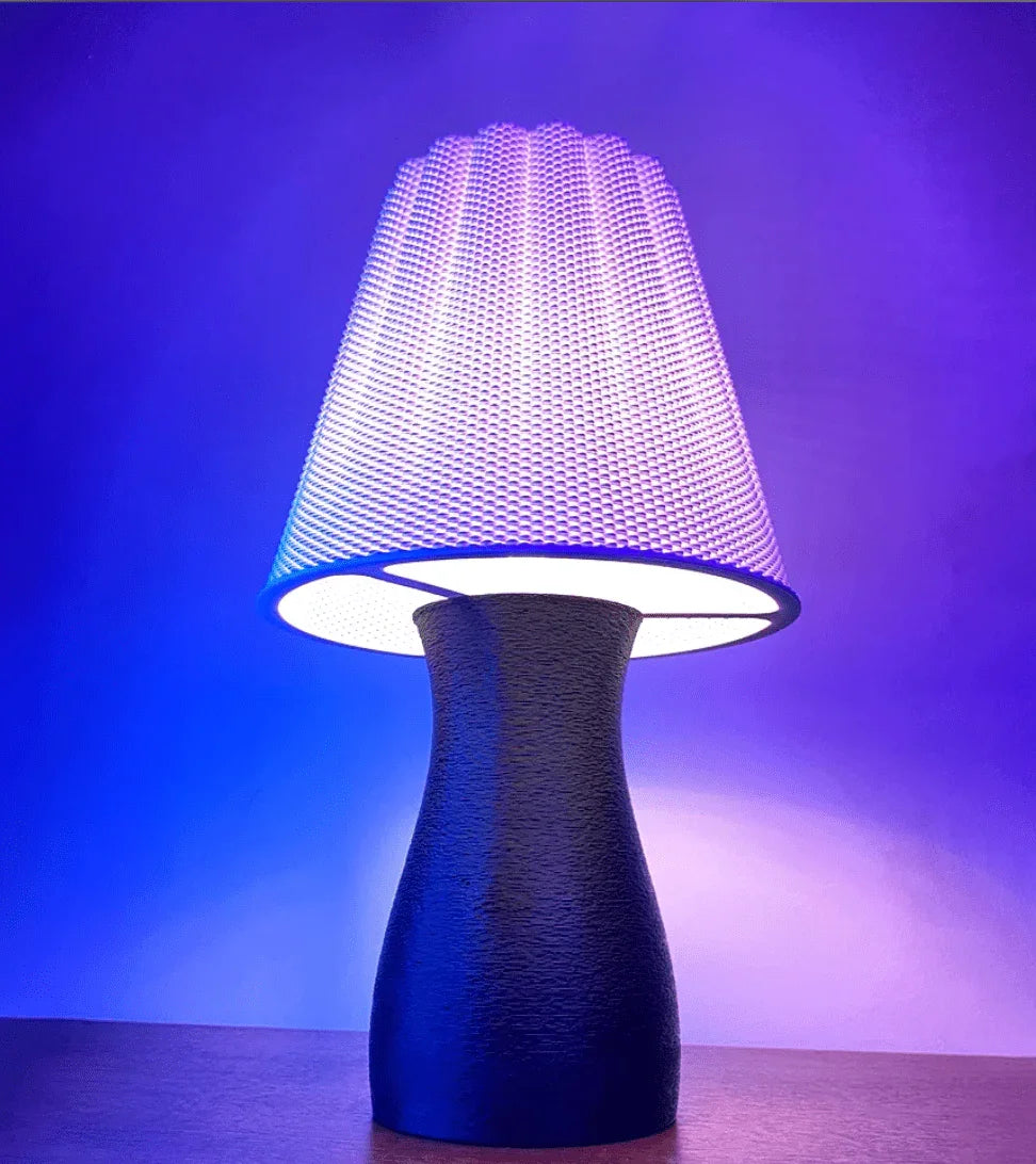 Luminária de Mesa Carmen – Design Moderno e Impacto Escultural - Criativalia