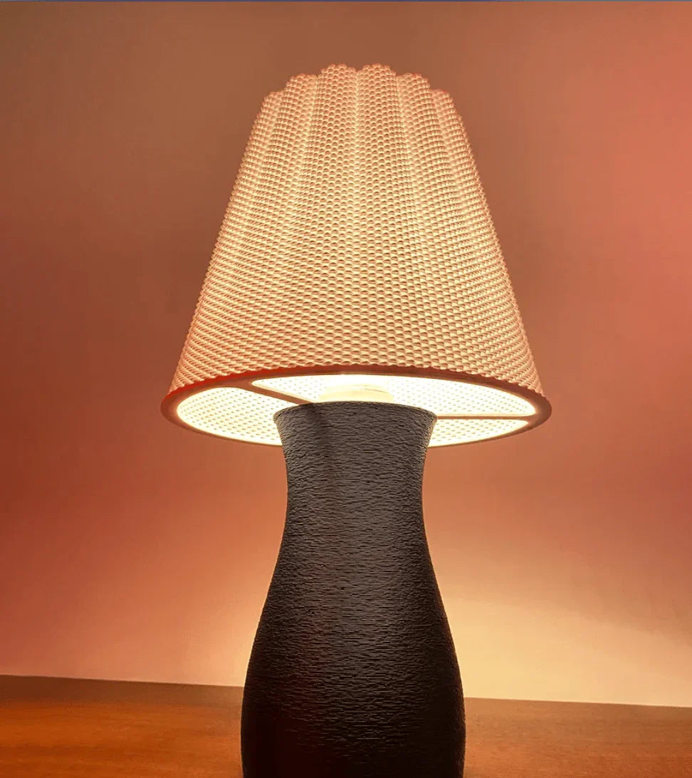 Luminária de Mesa Carmen – Design Moderno e Impacto Escultural - Criativalia