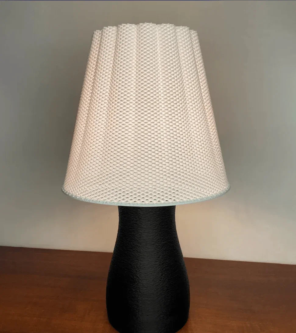 Luminária de Mesa Carmen – Design Moderno e Impacto Escultural - Criativalia