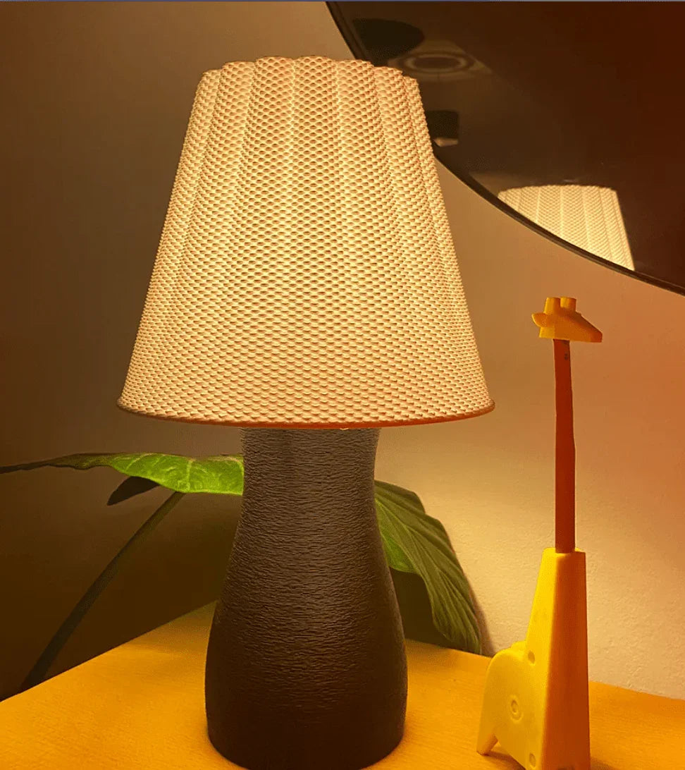 Luminária de Mesa Carmen – Design Moderno e Impacto Escultural - Criativalia