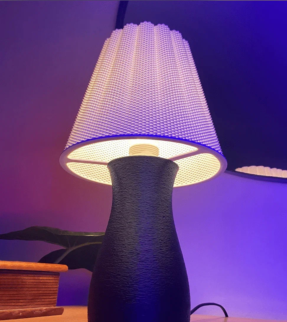 Luminária de Mesa Carmen – Design Moderno e Impacto Escultural - Criativalia