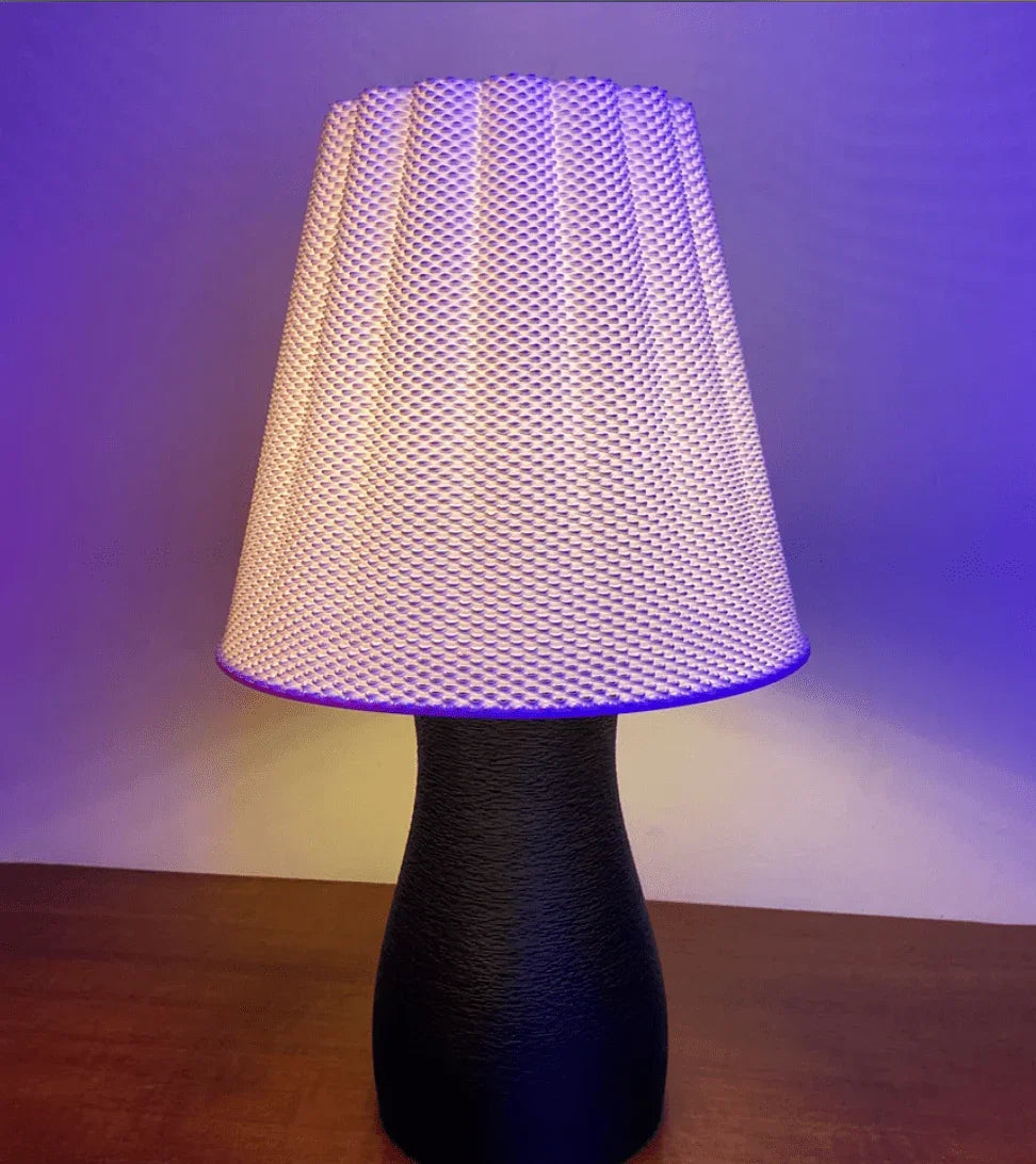 Luminária de Mesa Carmen – Design Moderno e Impacto Escultural - Criativalia