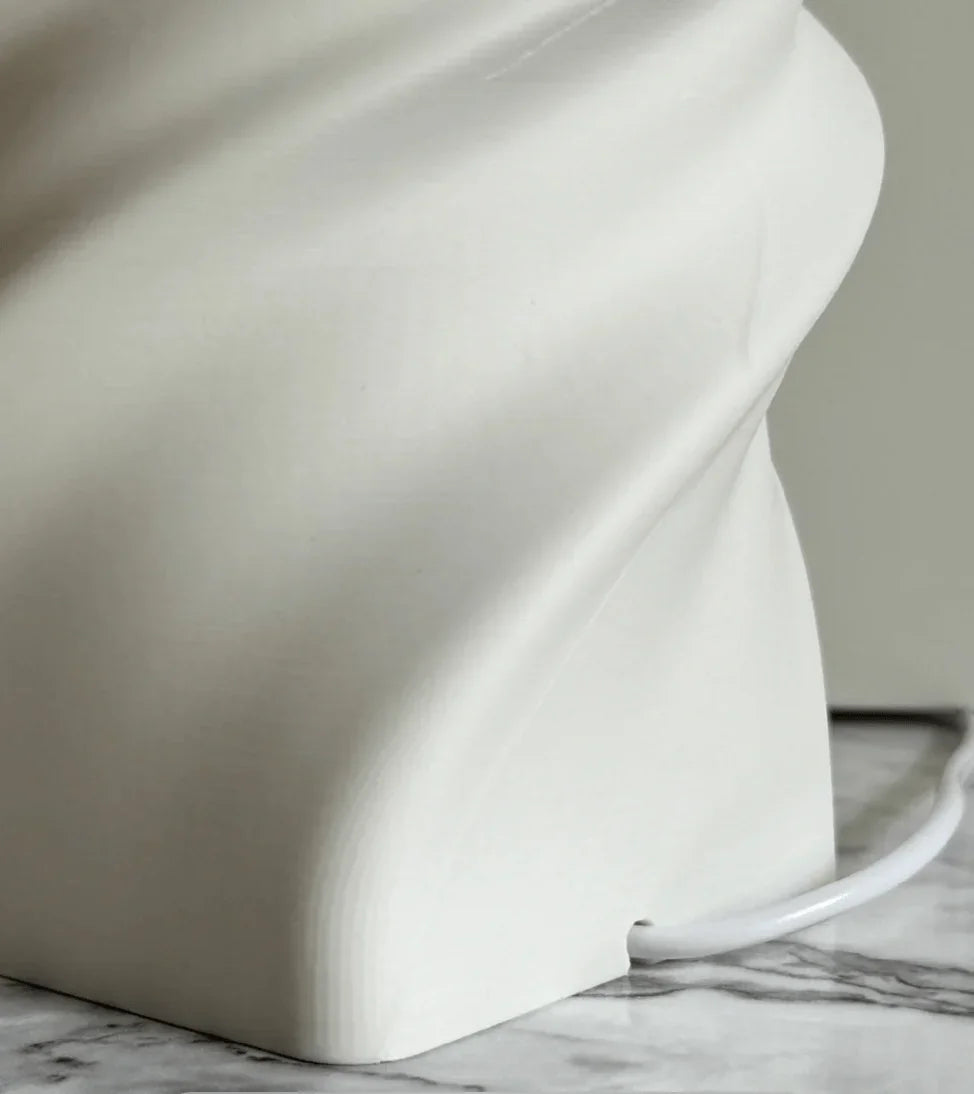 Luminária de Mesa Typhoon – Design Moderno e Sustentável - Criativalia