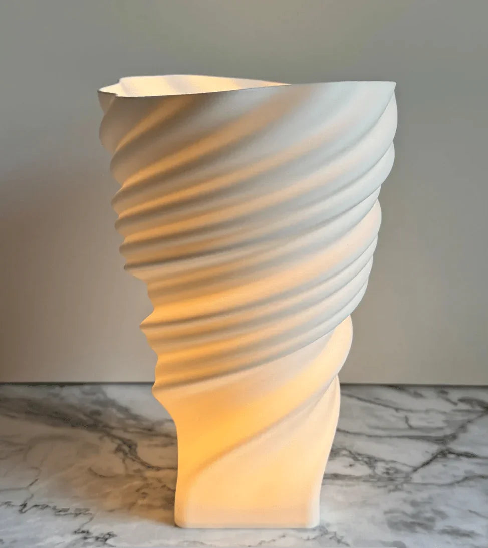 Luminária de Mesa Typhoon – Design Moderno e Sustentável - Criativalia