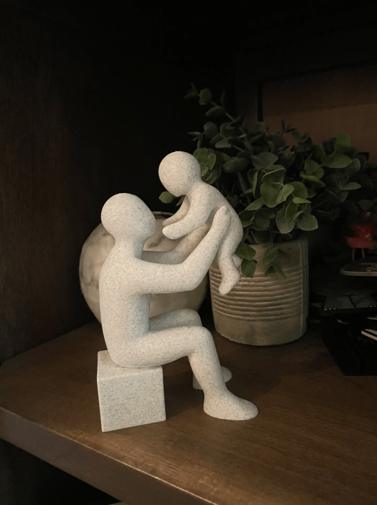 Escultura “Abraço de Pai” – Presente Decorativo para o Dia dos Pais - Criativalia