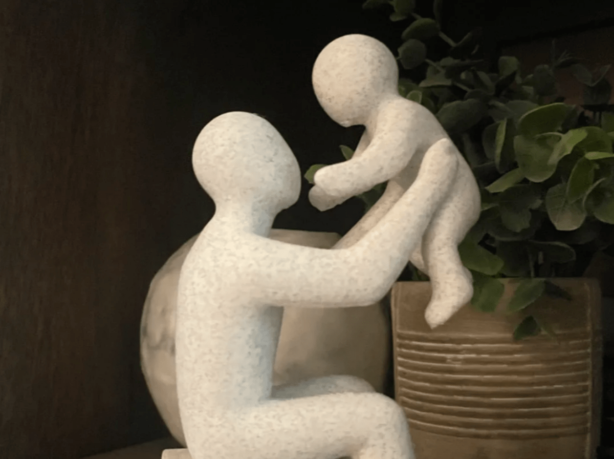 Escultura “Abraço de Pai” – Presente Decorativo para o Dia dos Pais - Criativalia