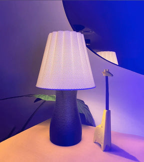 Luminária de Mesa Carmen – Design Moderno e Impacto Escultural - Criativalia