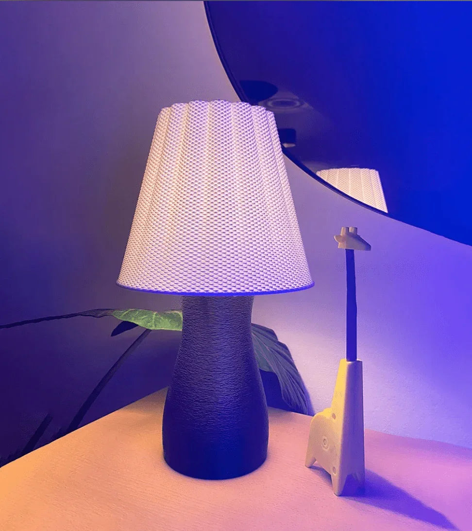 Luminária de Mesa Carmen – Design Moderno e Impacto Escultural - Criativalia