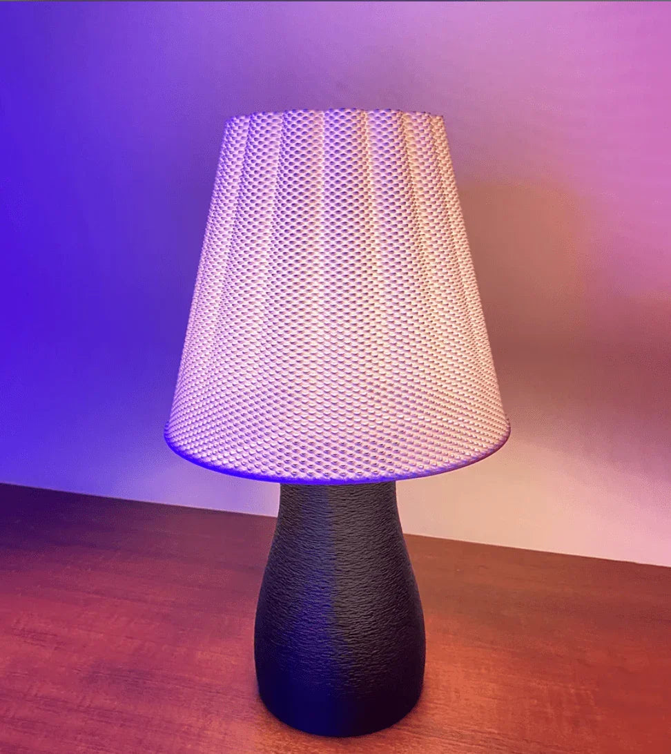Luminária de Mesa Carmen – Design Moderno e Impacto Escultural - Criativalia