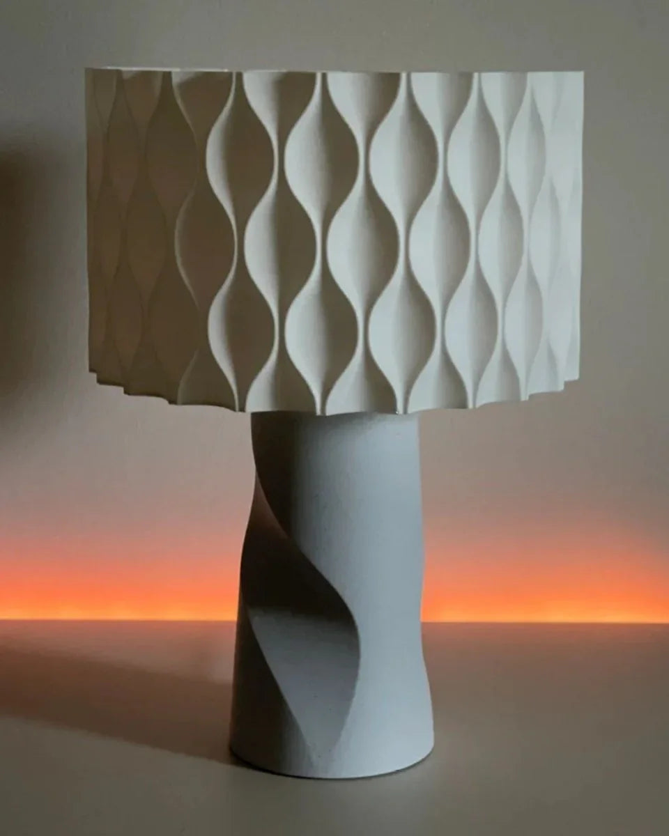 Luminária de Mesa Maeve – Arte Iluminada com Elegância Orgânica - Criativalia