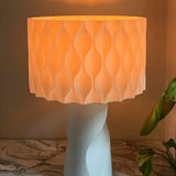 Luminária de Mesa Maeve – Arte Iluminada com Elegância Orgânica