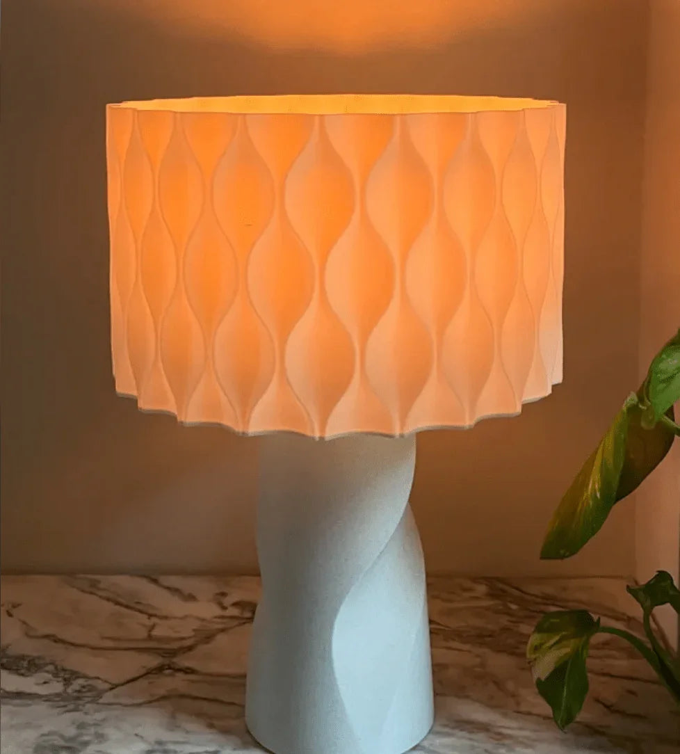 Luminária de Mesa Maeve – Arte Iluminada com Elegância Orgânica - Criativalia